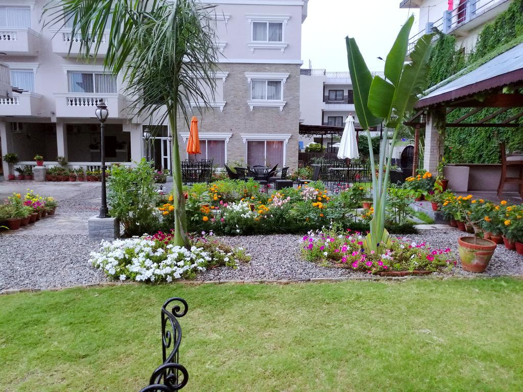 Da Yatra Courtyard Hotel Pokhara Exteriör bild