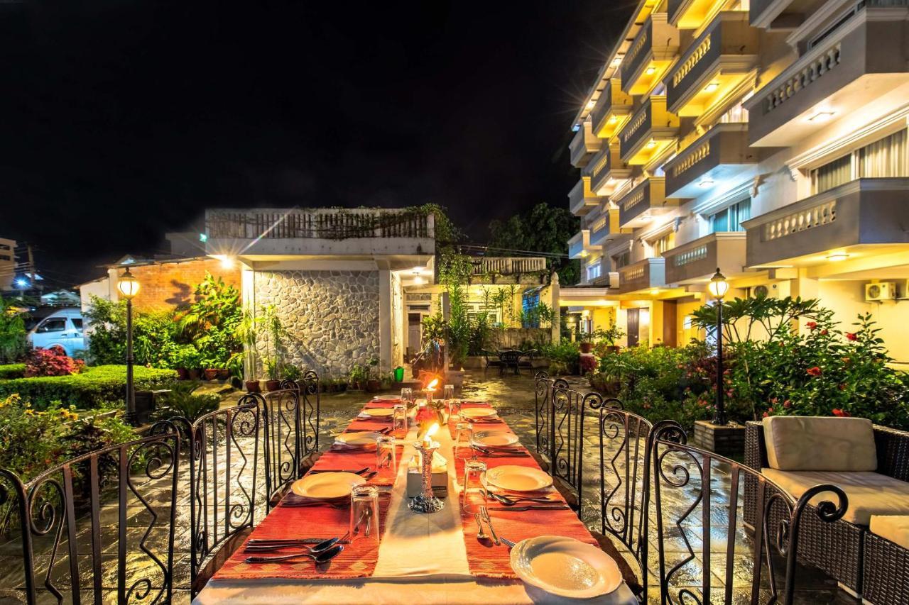 Da Yatra Courtyard Hotel Pokhara Exteriör bild