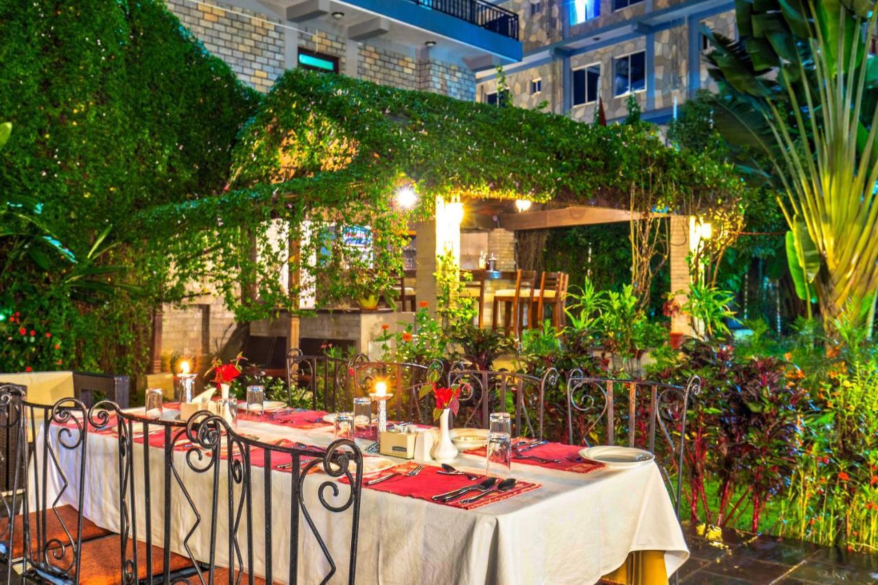 Da Yatra Courtyard Hotel Pokhara Exteriör bild