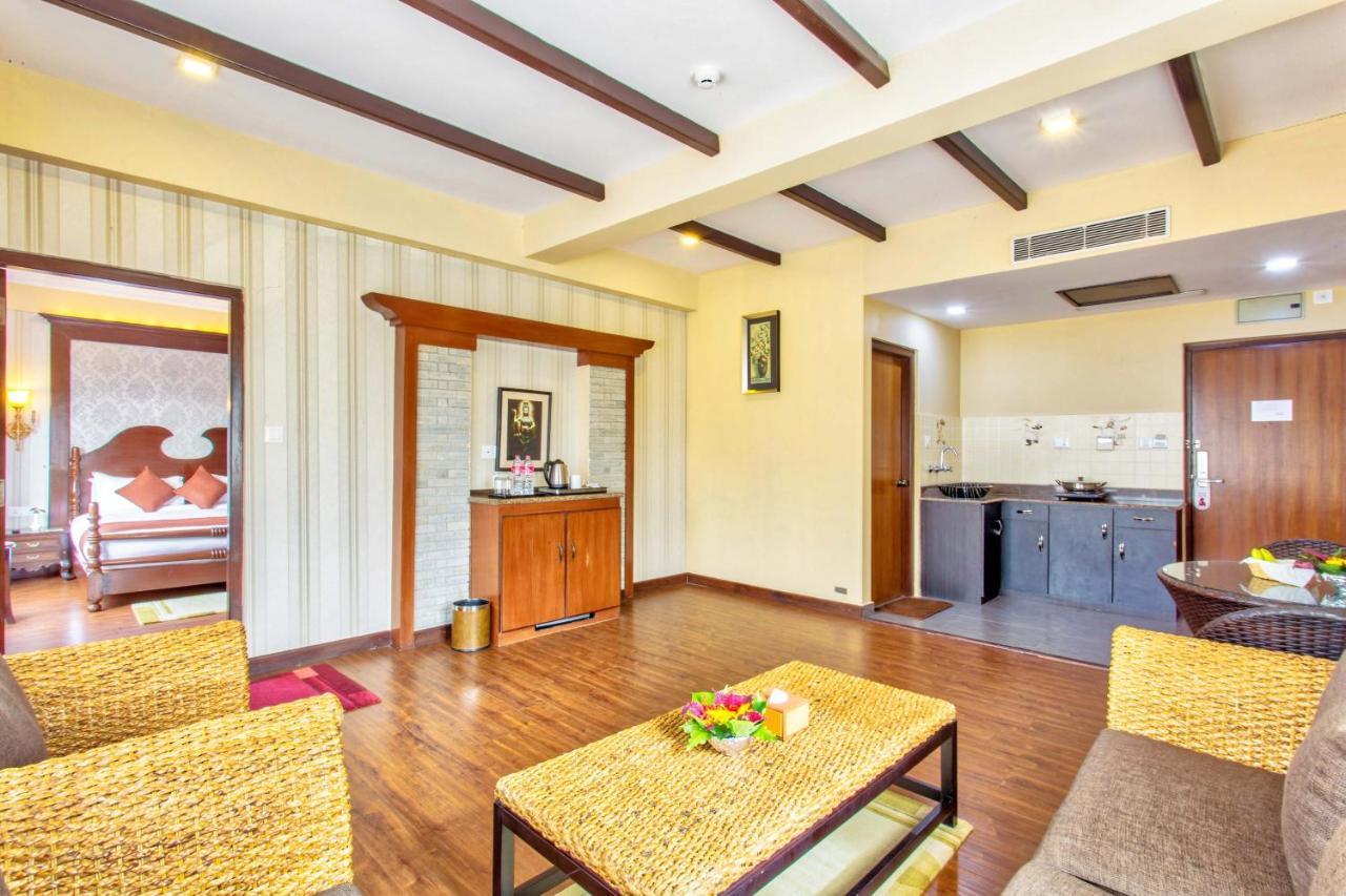 Da Yatra Courtyard Hotel Pokhara Exteriör bild